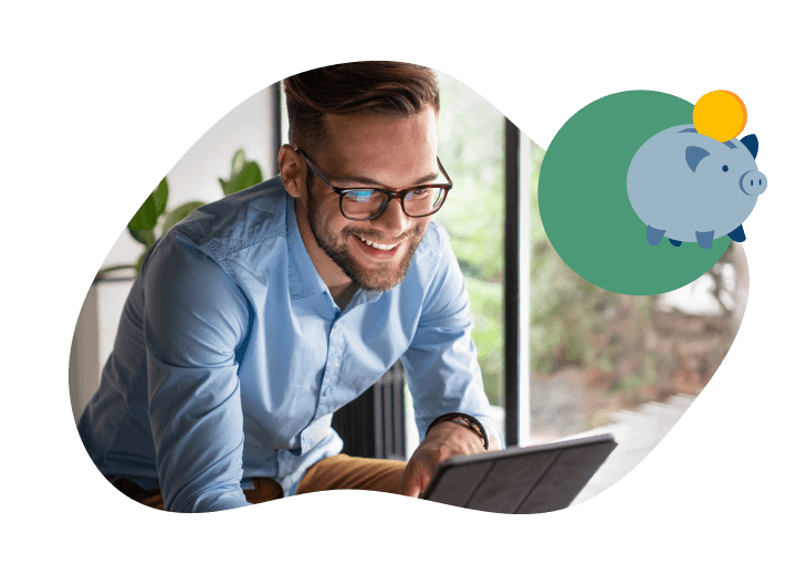 Franchise_WhyUni_5050_1 Smiling man in glasses using a tablet near a window. A piggy bank icon with a coin is overlayed on the top right corner. Background shows indoor plants and natural light.